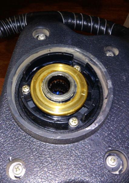 Часть подвижного контакта в форме кольца на руле ВАЗ 2107