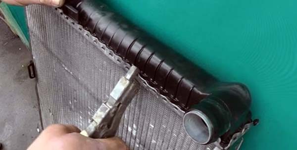 Как снять пластиковый бачок радиатора ВАЗ 2106—2107