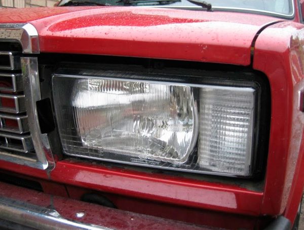Передняя фара автомобиля ВАЗ-2107 включает в себя лампы ближнего и дальнего света, указатель поворота и габаритные огни
