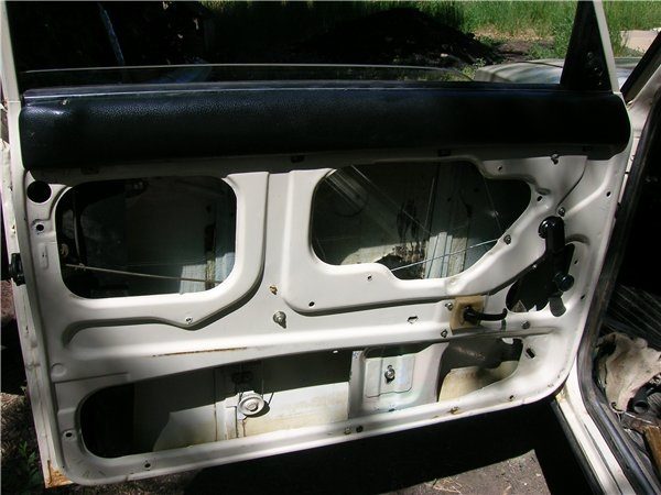 Дверь ВАЗ 2107 после снятия стеклоподъёмника