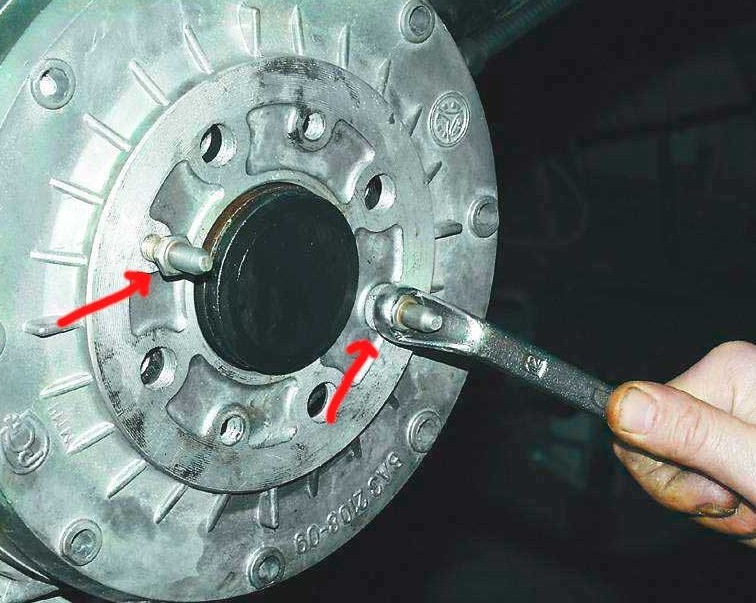 Подробная инструкция как заменить задние тормозные колодки на ВАЗ-2107