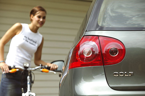 VW Golf 5 и девушка с велосипедом