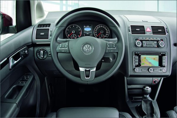 Панель приборов VW Touran 2010 года