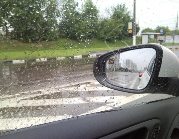 Эффект от препарата антидождь на стекле автомобиля